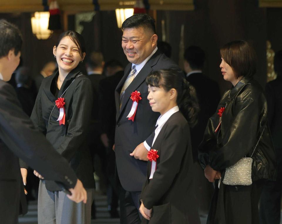 　横綱推挙状授与式に出席した（奥左から）妹・中村葵さん、父・知幸さん、母・朋子さん（代表撮影）