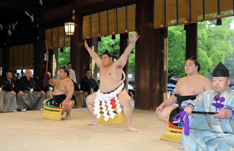 　奉納土俵入りをする横綱大の里。太刀持ち高安、露払い竜電（代表撮影）