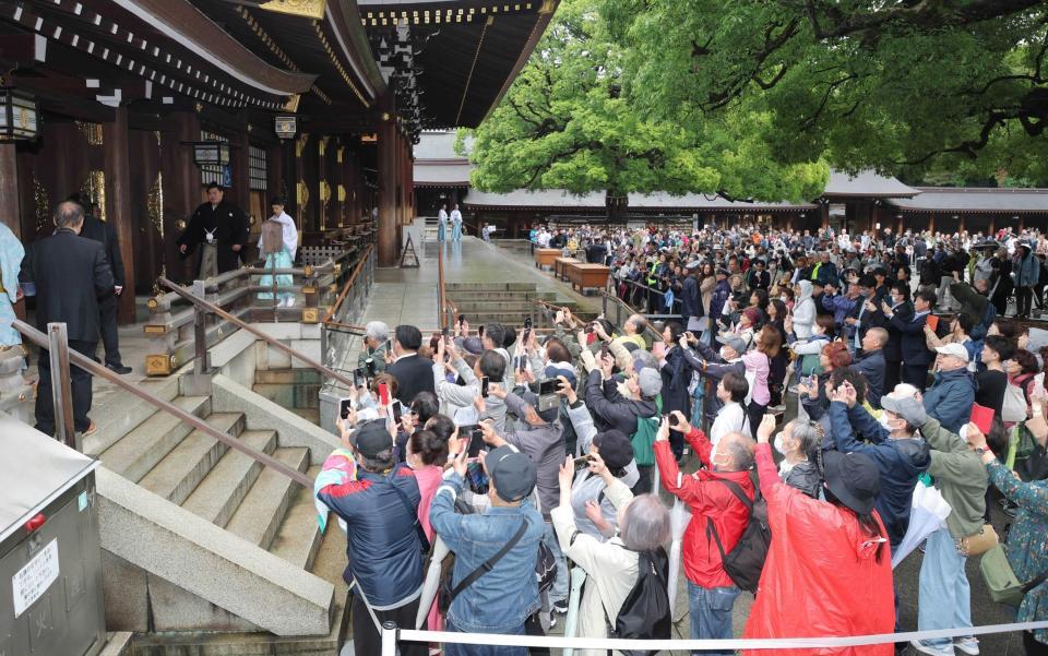 　多くの参拝客から声をかけられた横綱・大の里（左）＝代表撮影