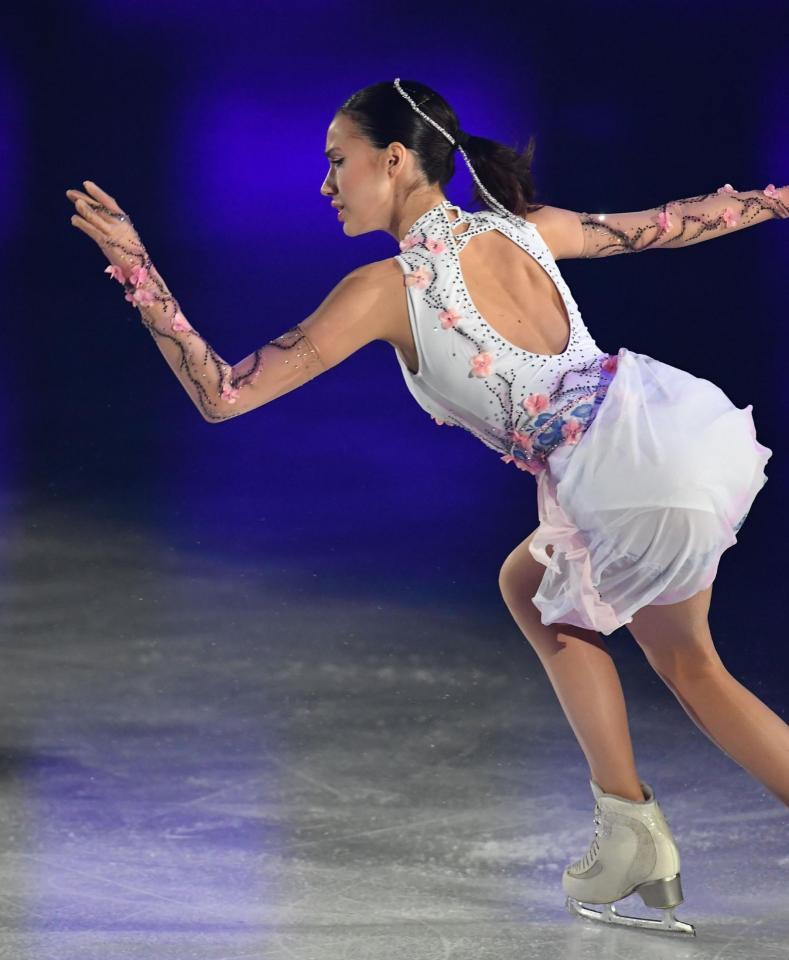 　背中を開いた衣装で演技するアリーナ・ザギトワ（撮影・開出牧）