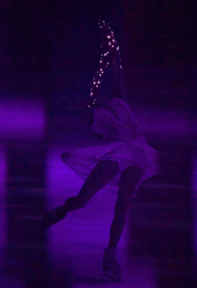 　両腕にイルミネーションをつけて演技するアリーナ・ザギトワ（撮影・開出牧）