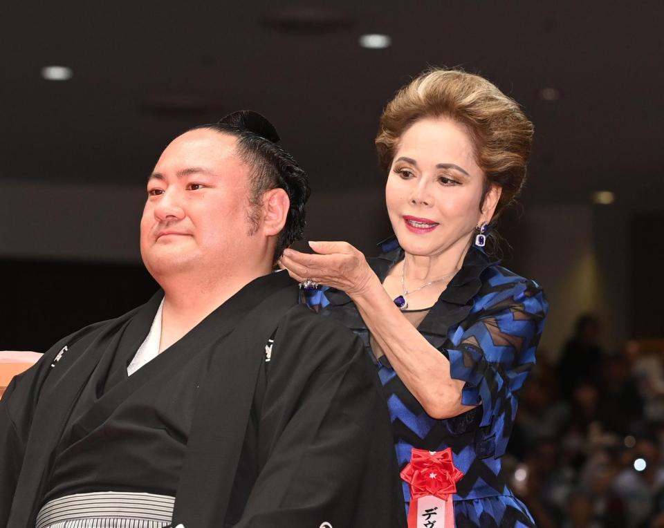 　琴恵光（左）のまげにハサミを入れるデヴィ夫人（撮影・園田高夫）