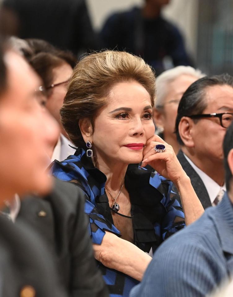 　観戦するデヴィ夫人（撮影・園田高夫）