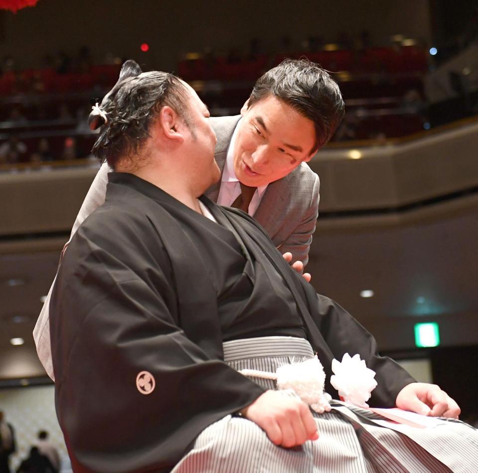 　元琴恵光の尾車親方（左）に声をかける松田丈志氏（撮影・園田高夫）