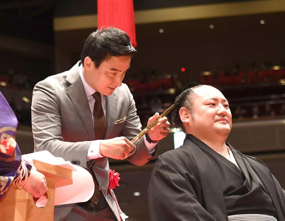 　元琴恵光のまげにハサミを入れる松田丈志氏（左）＝撮影・園田高夫