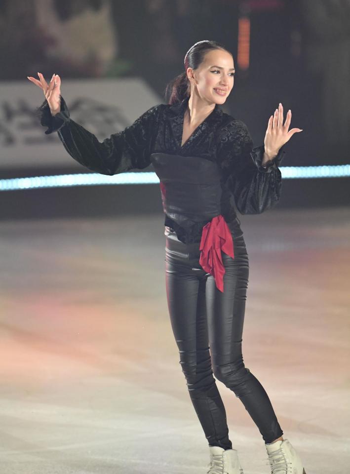 　タイトなブラック衣装で演技するアリーナ・ザギトワ（撮影・開出牧）