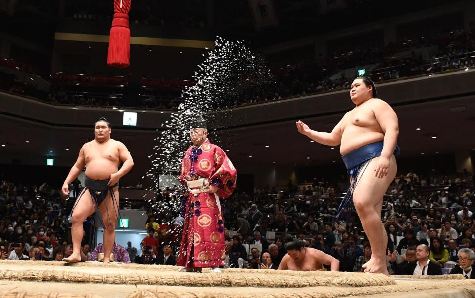 　豊昇龍（左）と結びで対戦する大の里（撮影・園田高夫）