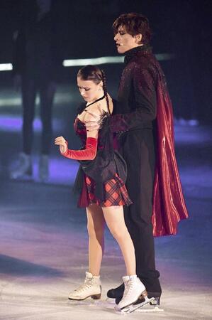 　城田優（右）と共演するアンナ・シェルバコワ