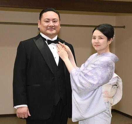 　由香利夫人（右）とポーズをとる元琴恵光の尾車親方