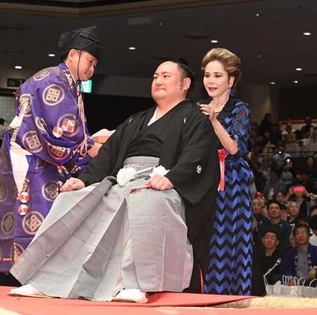 　琴恵光（左）のまげにハサミを入れるデヴィ夫人＝３０日