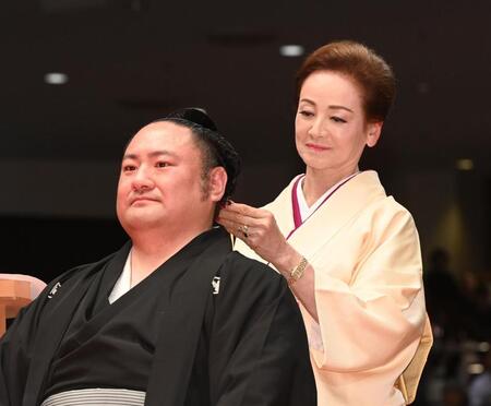 　元琴恵光（左）のまげにハサミを入れる夏樹陽子＝３０日