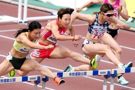 　女子１００メートル障害で１２秒８５（追い風参考）をマークして優勝した寺田明日香（中央）。右は２位の清山ちさと、左は３位の田中佑美＝ヤマタスポーツパーク陸上競技場