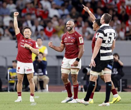 　プレーオフ決勝で東京ベイに勝利し、喜ぶリーチ（左から２人目）らＢＬ東京の選手たち