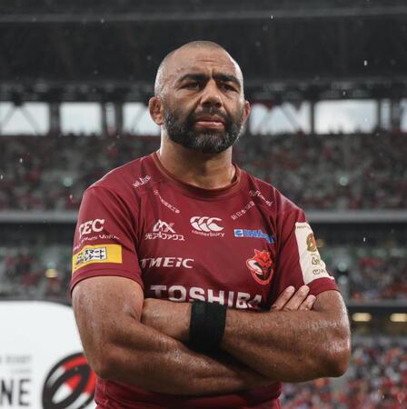 　インタビューを待つＢＬ東京のリーチ・マイケル（撮影・佐々木彰尚）