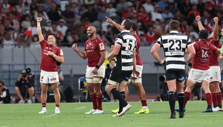 　優勝し、こぶしを握るＢＬ東京のリーチ・マイケル（左から２人目）＝撮影・佐々木彰尚