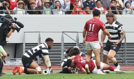 　前半、先制トライを決めたＢＬ東京のリッチー・モウンガ（下）＝撮影・佐々木彰尚