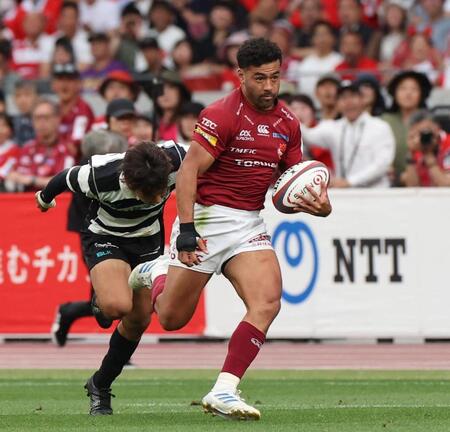 　後半、果敢に攻め込むＢＬ東京のリッチー・モウンガ（撮影・佐々木彰尚）