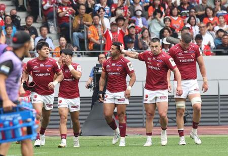 　前半、先制トライを決めて祝福されるＢＬ東京・モウンガ（撮影・佐々木彰尚）