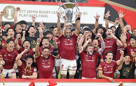 　２季連続２度目の優勝を果たし、喜ぶＢＬ東京フィフティーン