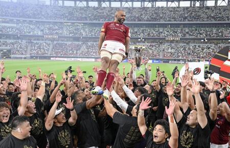 　２季連続２度目の優勝を果たし、胴上げされるＢＬ東京・リーチ（中央）