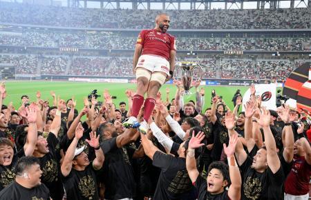 　２季連続２度目の優勝を果たし、胴上げされるＢＬ東京・リーチ（中央）＝国立競技場