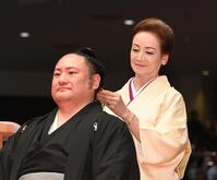 　元琴恵光（左）のまげにハサミを入れる夏樹陽子＝３０日
