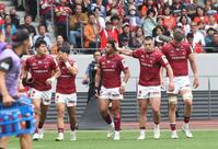 　前半、先制トライを決めて祝福されるＢＬ東京・モウンガ（撮影・佐々木彰尚）