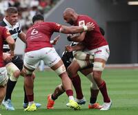 　前半、ボールを死守するＢＬ東京のリーチ・マイケル（撮影・佐々木彰尚）