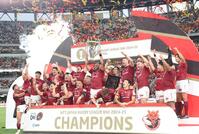 　優勝しカップを掲げるリーチ・マイケル（中央）と喜ぶＢＬ東京選手（撮影・佐々木彰尚）