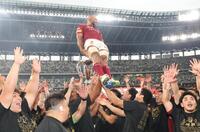 　胴上げされるＢＬ東京のリーチ・マイケル（撮影・佐々木彰尚）