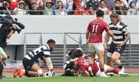 　前半、先制トライを決めたＢＬ東京のリッチー・モウンガ（下）＝撮影・佐々木彰尚