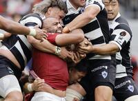 　前半、競り合うＢＬ東京・リーチ（左から２人目）