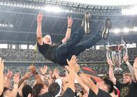 　胴上げされるＢＬ東京のトッド・ブラックアダーＨＣ（撮影・佐々木彰尚）