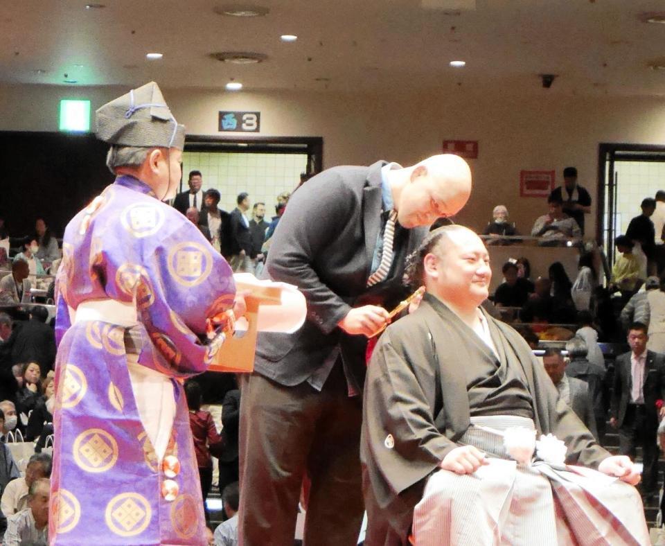 　尾車親方（右）の断髪式に駆けつけた元十両琴禮の椎葉巨樹氏（中央）