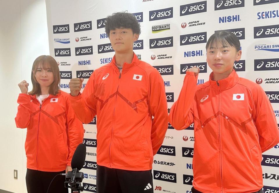 　アジア選手権から帰国した鵜沢飛羽（中央）、山本有真（左）、久保凛