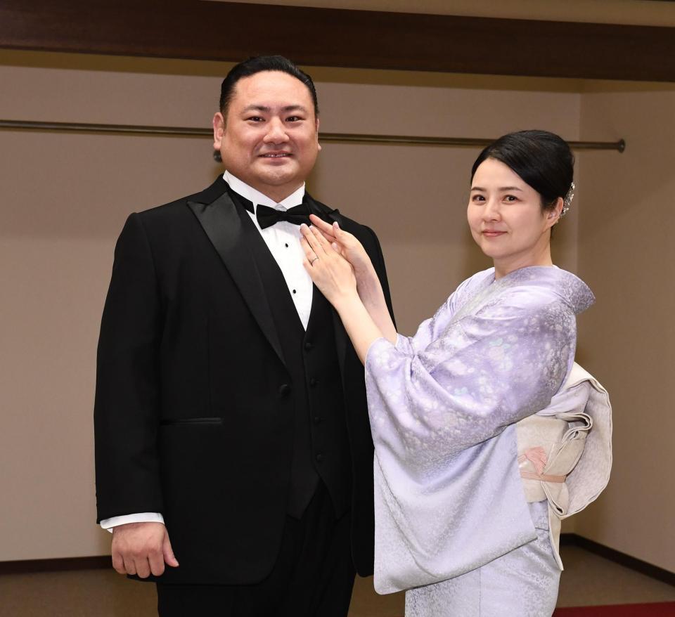 　奥さんの由香利夫人（右）とポーズをとる元琴恵光の尾車親方＝３０日