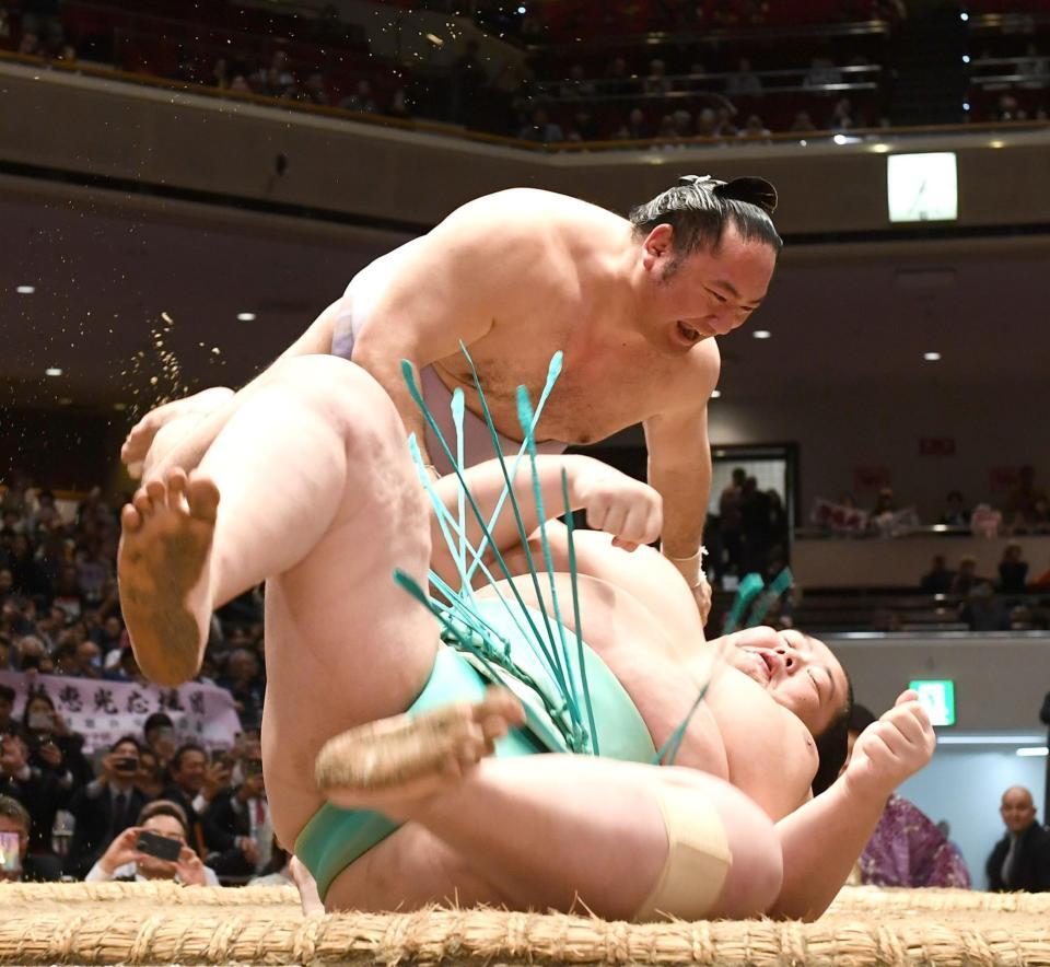 　琴桜を上手投げで破った琴恵光＝３０日