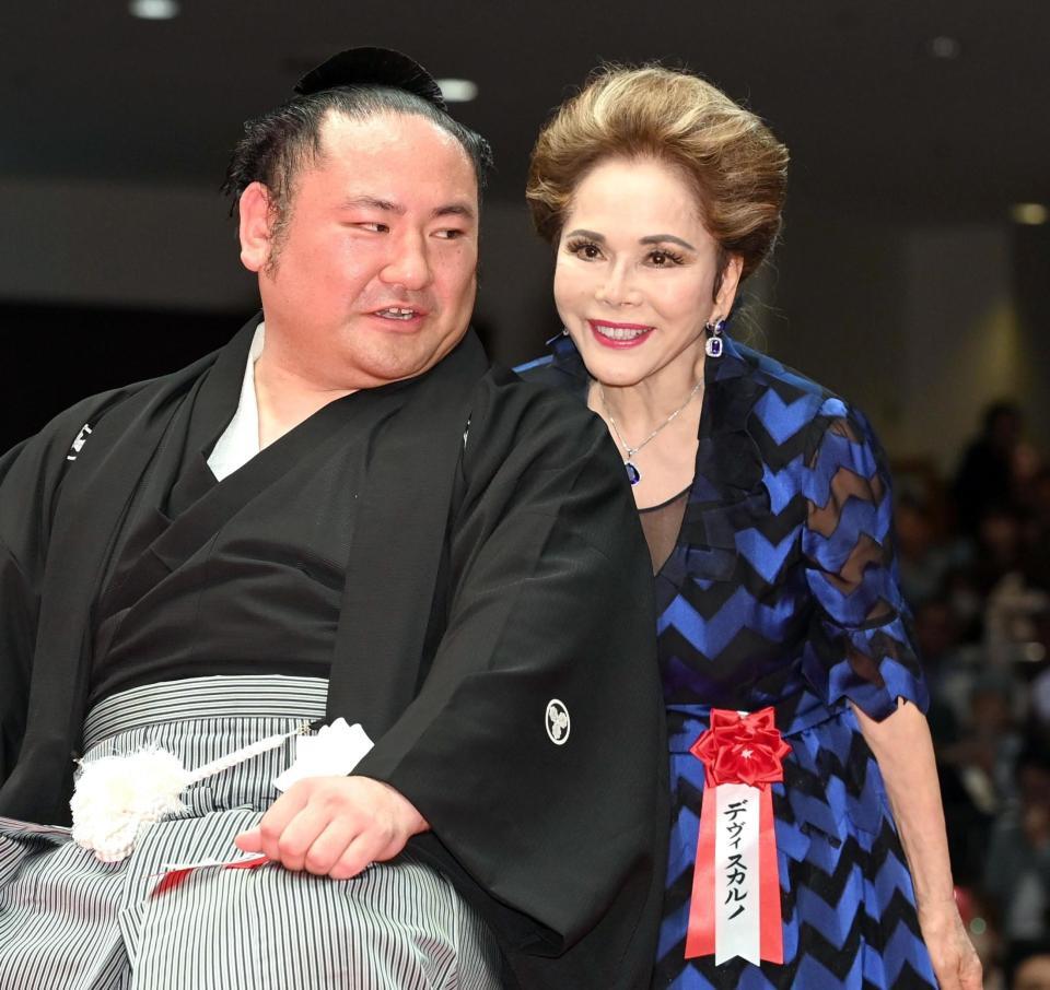 　琴恵光（左）に声をかけるデヴィ夫人＝３０日