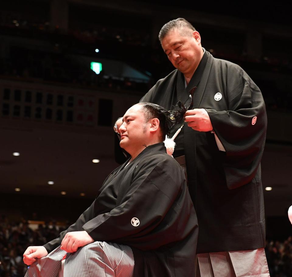 　佐渡ケ嶽親方（右）に大銀杏（おおいちょう）落とされる琴恵光＝３０日