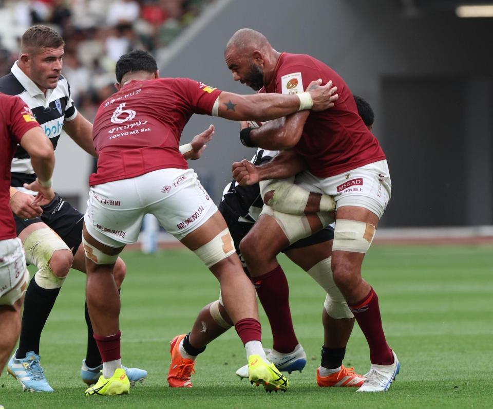 　前半、ボールを死守するＢＬ東京のリーチ・マイケル（撮影・佐々木彰尚）