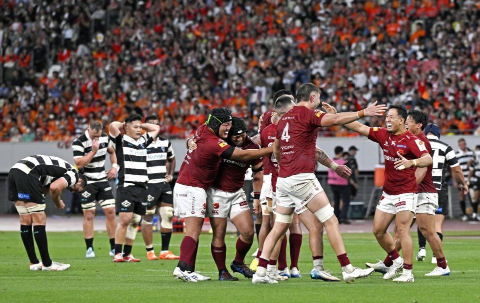 　プレーオフ決勝で東京ベイに勝利し、喜ぶＢＬ東京フィフティーン