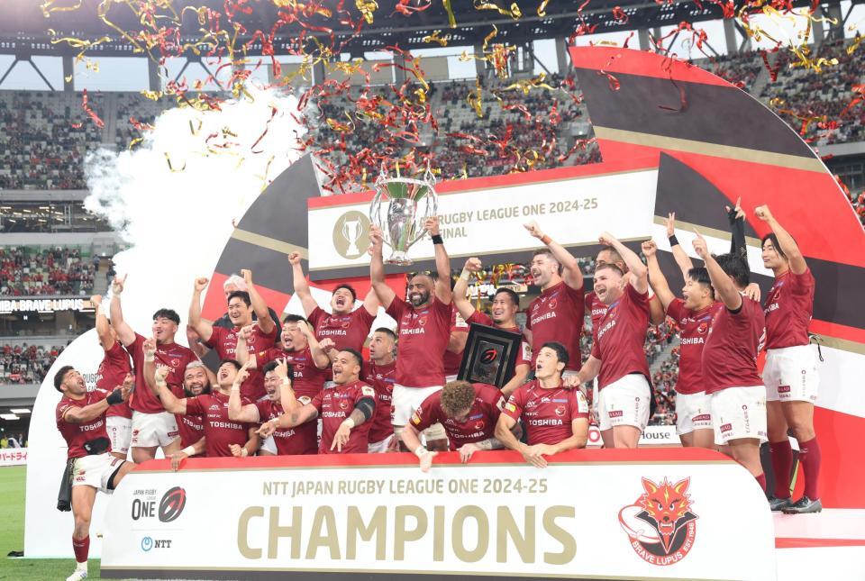 　優勝しカップを掲げるリーチ・マイケル（中央）と喜ぶＢＬ東京選手（撮影・佐々木彰尚）