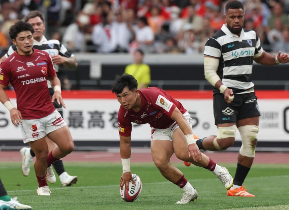 　後半、トライを決めるＢＬ東京・森勇登（撮影・佐々木彰尚）