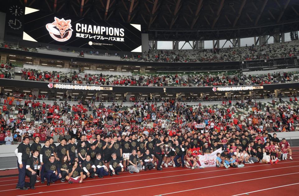 　優勝を決めてファンと一緒に記念撮影するＢＬ東京の選手（撮影・佐々木彰尚）