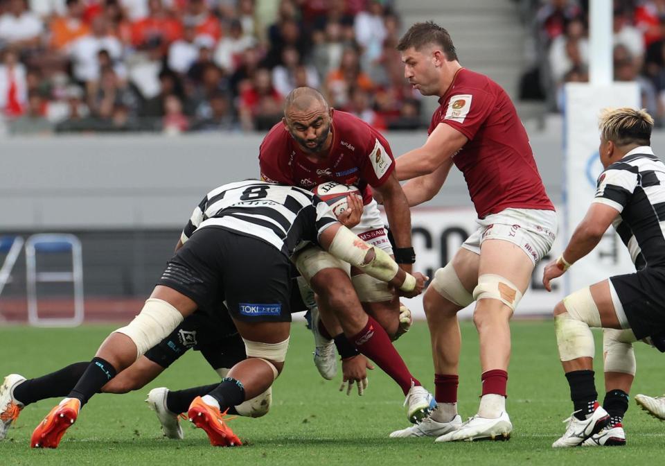 　後半、突破をはかるＢＬ東京のリーチ・マイケル（撮影・佐々木彰尚）