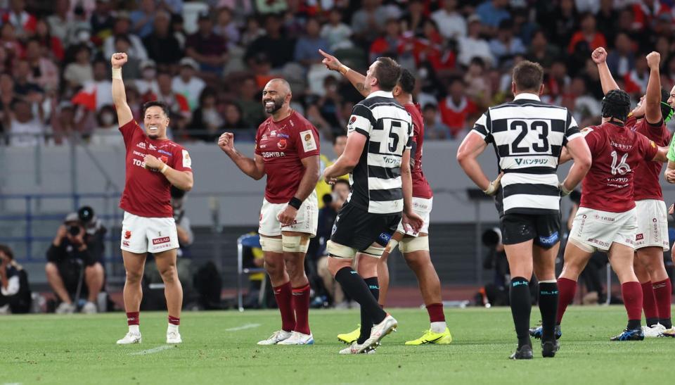 　優勝し、こぶしを握るＢＬ東京のリーチ・マイケル（左から２人目）＝撮影・佐々木彰尚