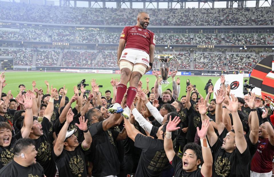 　２季連続２度目の優勝を果たし、胴上げされるＢＬ東京・リーチ（中央）