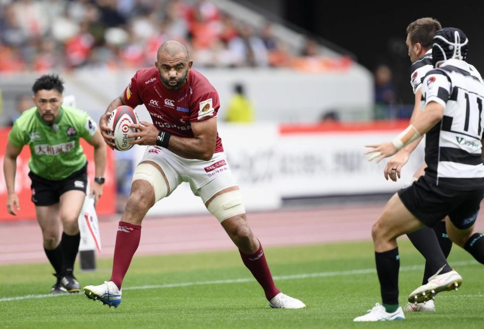 　ＢＬ東京－東京ベイ　前半、突進するＢＬ東京・リーチ