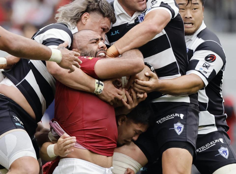 　前半、競り合うＢＬ東京・リーチ（左から２人目）