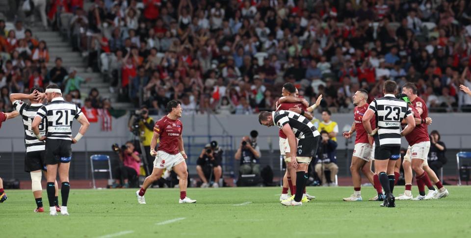 　ＢＬ東京に敗れた東京ベイの選手（撮影・佐々木彰尚）